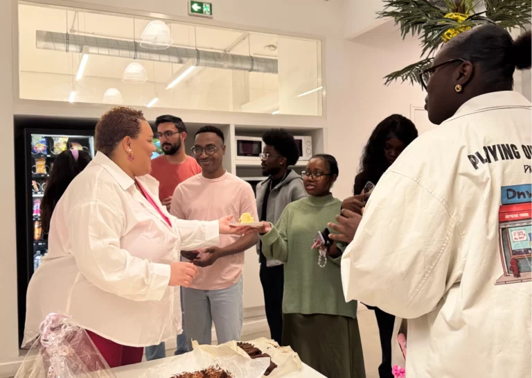 La vente de gateau esage pour octobre rose