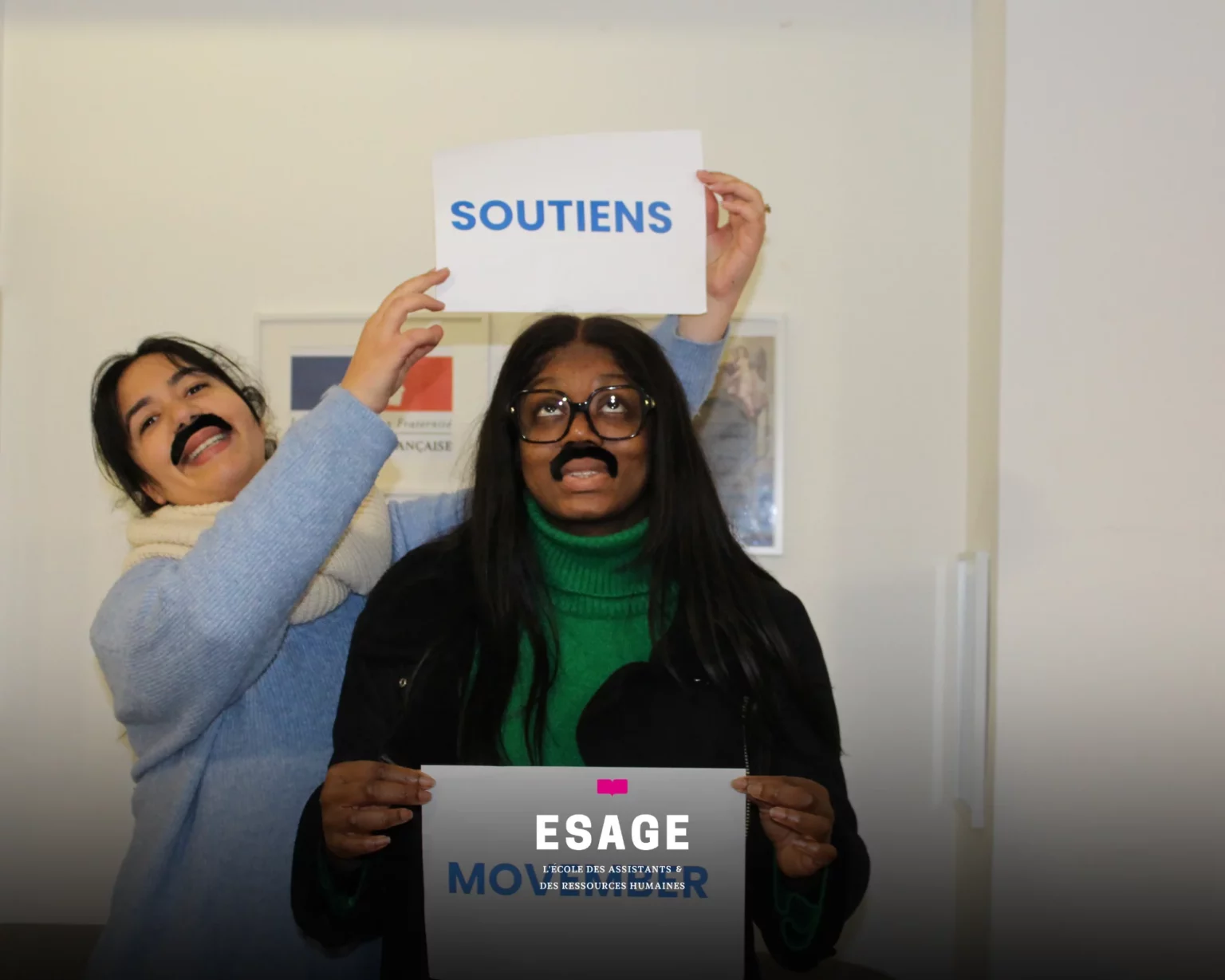 étudiants shooting avec fausse moustache