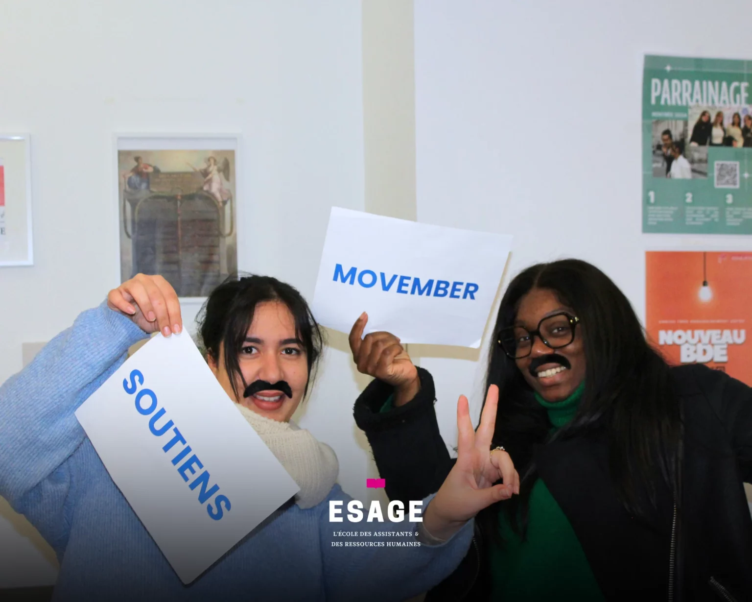 étudiants pose avec fausse moustache